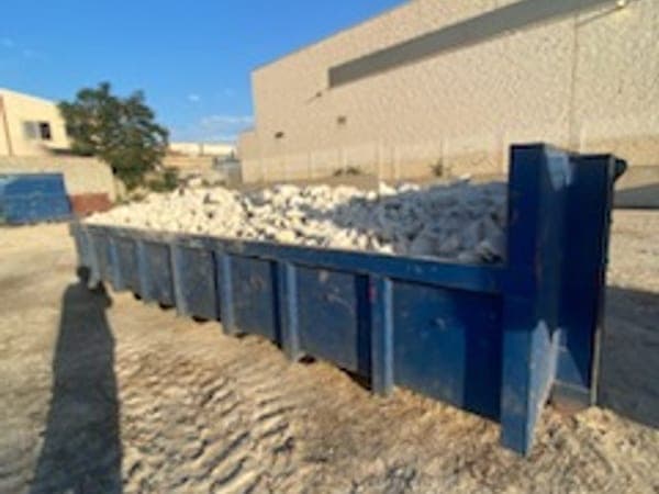 Benne remplie de gravats propres sur un chantier