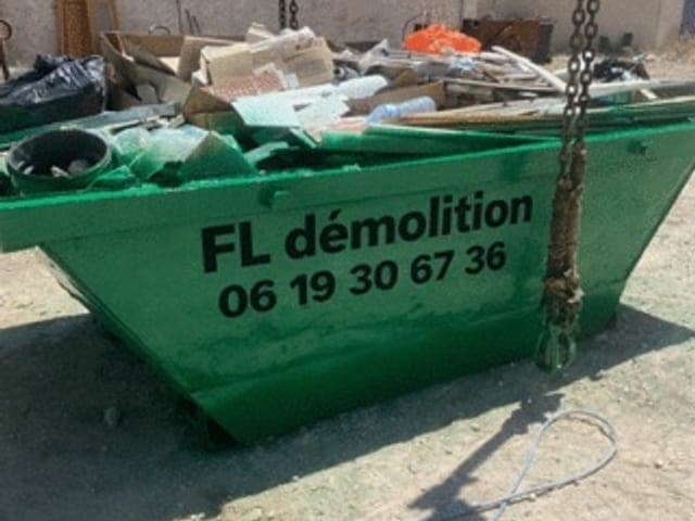 Benne de l'entreprise remplie de déchets de chantier mélangés