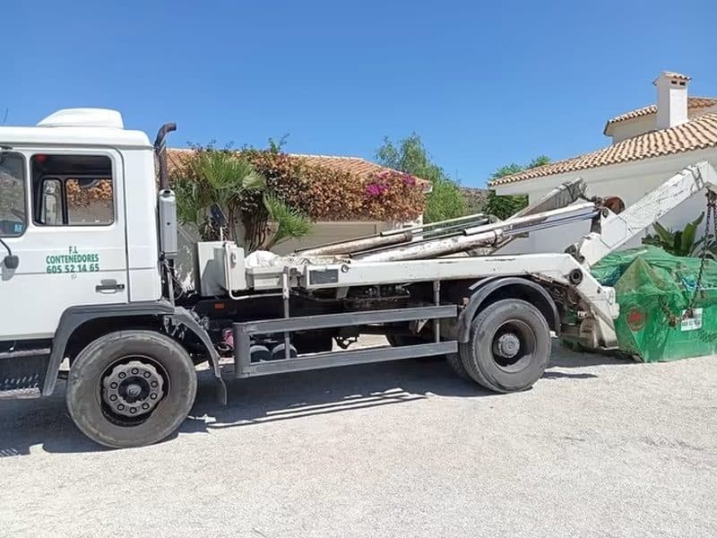 Camion porte-benne équipé de son bras de levage
